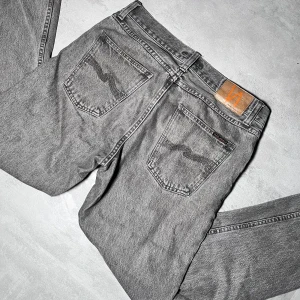 Nudie jeans - Nudie jeans | Modell Steady Eddie II | Super bra skick | Storlek W30 L30. 