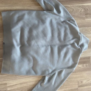 Moose knuckles cardigan - Knappt använd moose knuckles cardigan. Tag finns kvar och priset är ej hugget i sten