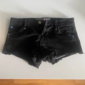 Svarta jeansshorts med fransar - Snygga svarta jeansshorts från Bershka med fransiga kanter. Köpta från Vinted och är för små, så bra kvalité. Jag hade aldrig sålt om dem passade dem är sååå snygga.