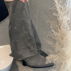 Grå boots med spetsig tå - Snygga grå boots med spetsig tå och en stilren design. Perfekta för att ge din outfit en cool touch. Passar bra till både jeans och klänning.