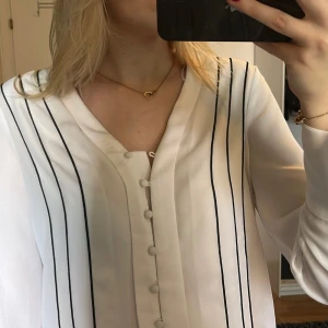 Blus från Zara - Säljer en jättefin blus från Zara med randiga detaljer och en snygg knäppning framtill. Passar perfekt till middagar eller en stilren vardagsoutfit❣️ Prislappen sitter kvar!
