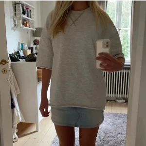 Grå oversized t-shirt från Zara - Skitsnygg oversized t-shirt från Zara❤️‍🔥❤️‍🔥slutsåld