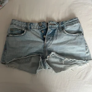 Lågmidjade Shorts - Lågmidjade jeansshorts från lager 157. Mycket bra skick. Storlek xs