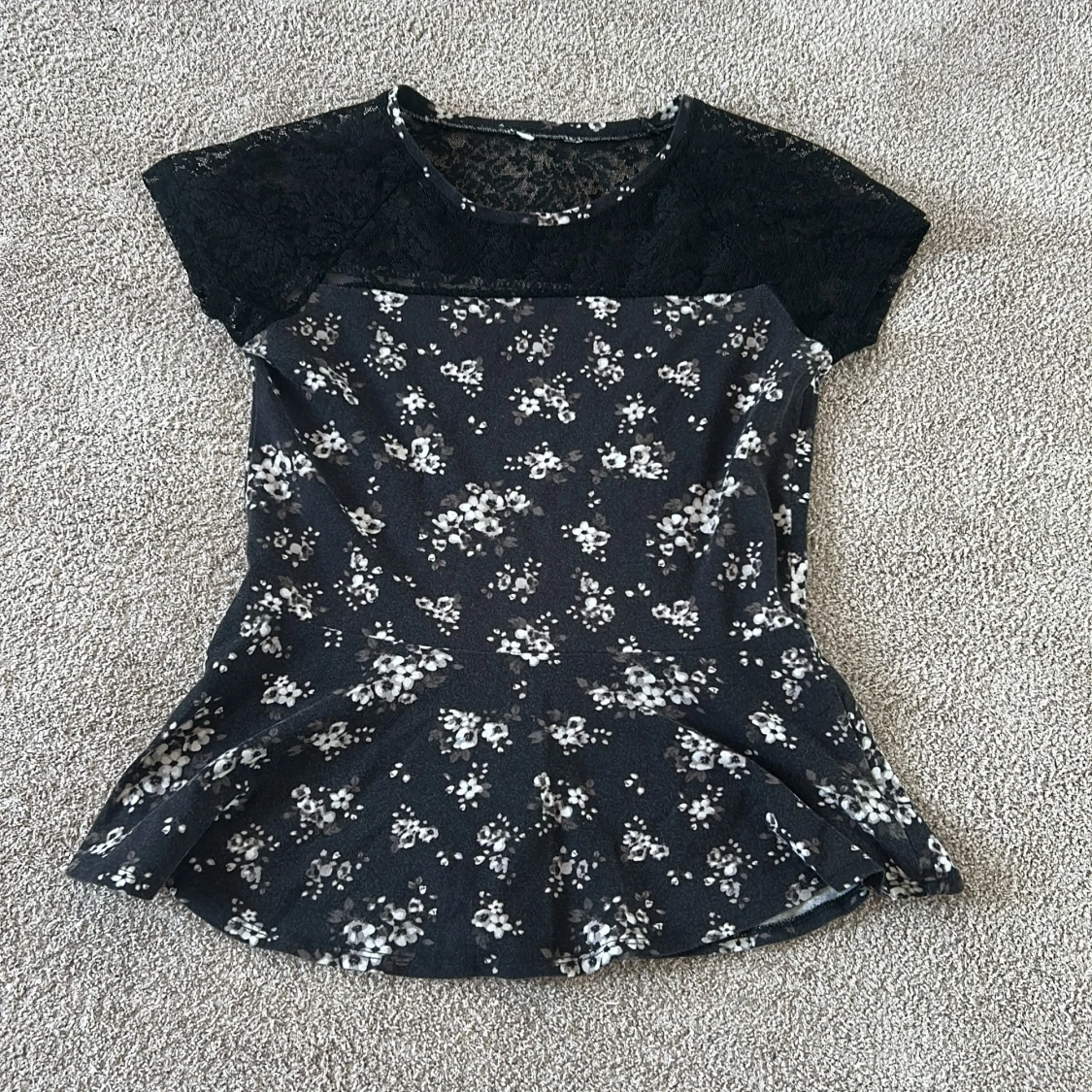 Svart blommig topp/tunika med spetsdetaljer
