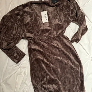 Brun klänning från NA-KD - Helt oanvänd med lapp kvar (klänningen slutar där bilden bryts) 