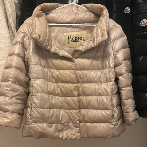  Herno  - Säljer en snygg beige dunjacka från Herno. Kan även tänka mig byta mot en svart eller mörk blå. Skriv vid funderingar💗