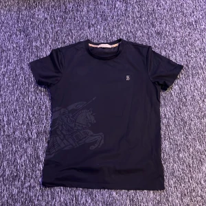 svart t shirt - svart t shirt burrbery r@p