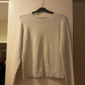 Vit stickad tröja - Vit tröja från Vero Moda, strl XS