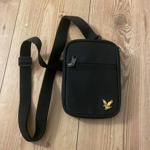 Lyle & Scott väska❤️ - Snygg svart axelväska från Lyle & Scott med justerbar rem och dragkedja. Nypris 200-300 kr. Knappt använd och inga defekter ❤️❤️