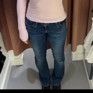 Blå LTB jeans MOLLY - Snygga blå LTB jeans i modellen MOLLY. Lite mer slim passform, låg midja och två knappar. Storlek 29/36, säljer då de är för stora på mig. Knappt använda och har inga defekter. 
