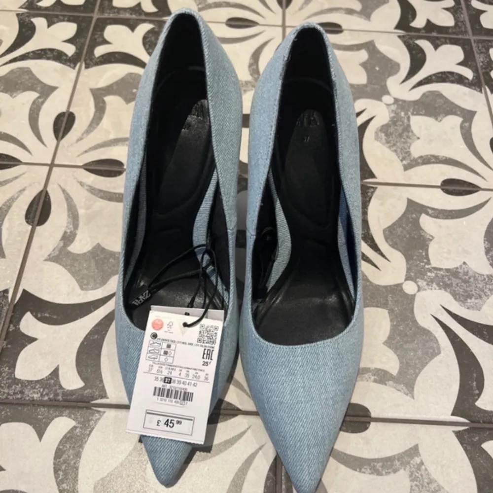Snygga blå pumps från Zara med spetsig tå och hög klack. Tillverkade i ett jeansliknande material som ger en trendig look. Perfekta för att lyfta vilken outfit som helst. Slutsålda!!!. Kengät.
