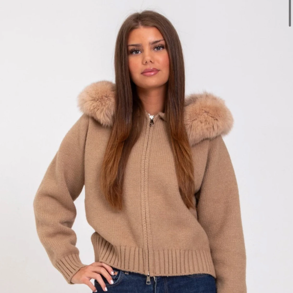 Beige stickad jacka med pälshuva