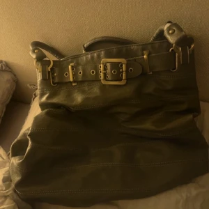 Vintage väska - Super söt väska med cool design! Har ett litet slitage på baksidan men inget som syns!