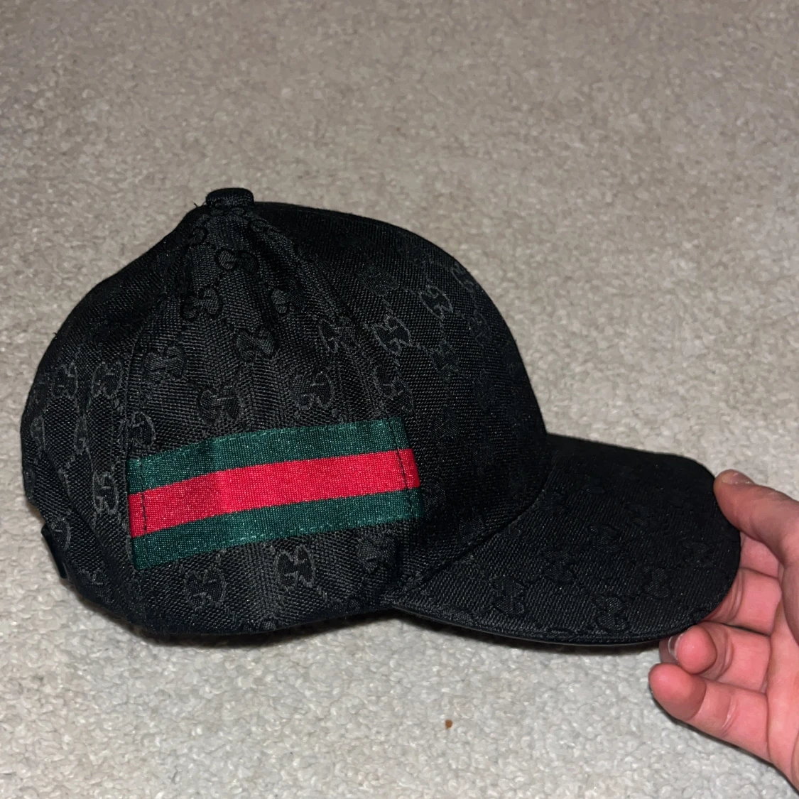 Svart keps med ränder - 1