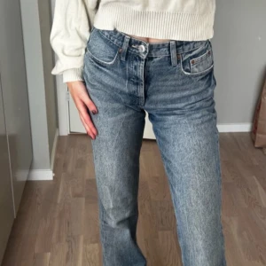 Blå jeansbyxor - Lånade bilder! Snygga blå jeansbyxor med en klassisk femficksdesign. De har en hög midja och en straight passform som ger en tidlös look. Perfekta för en avslappnad stil.