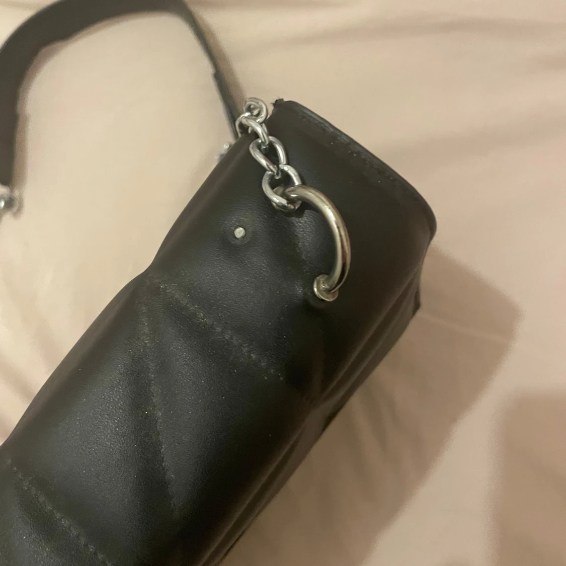 Svart axelväska med kedja