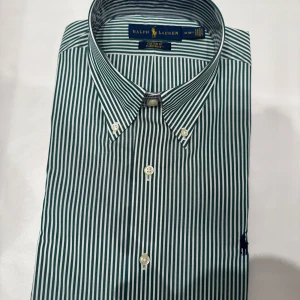 Ralph Lauren skjorta  - Helt ny raffeskjorta. Riktig fet color way enligt mig. Aldrig tagen ur förpackning. Storlek M. Tveka inte på att höra av dig vid fler frågor!