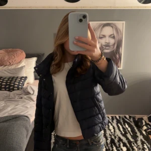 Vårjacka mörkblå från Gina tricot  - Säljer denna super fina jackan som är i nyskick. Perfekt för våren då den inte är för kall eller varm! 💕Pris kan diskuteras 
