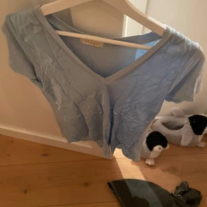 T-shirt - Säljer denna super söta tröja från stank då jag inte får nån användning för den! Super bra skick och är jätte mjuk och skön! Perfekt att ha hemma! Jag köpte den för 400 men säljer för 200!! Storlek S och sitter som en S/Xs!! Kan gå ner i pris!! Skriv för frågor eller funderingar❣️❣️
