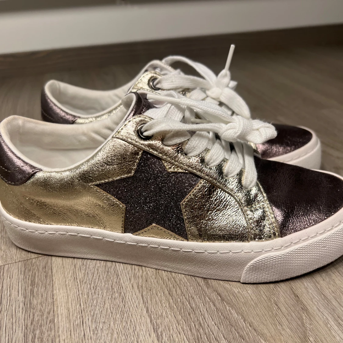 Glittriga sneakers från Next - 1