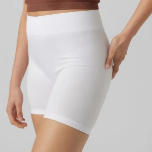 Vita shorts från Vero Moda - Snygga vita shorts från Vero Moda. Perfekta för en stilren och bekväm look. Passar bra till både avslappnade och aktiva dagar. Aldrig använda, med prislapp! 