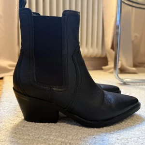 Svarta boots - Svarta cowboy boots från Depeche. Använda endast ett fåtal gånger. Storlek 39 men passar en storlek 38.