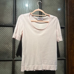 Ljusrosa topp från Peter Hahn - En stilren ljusrosa topp från Peter Hahn. Toppen har en rund halsringning och korta ärmar, perfekt för en minimalistisk look. Materialet känns mjukt och bekvämt mot huden. Passar utmärkt till både jeans och kjol.