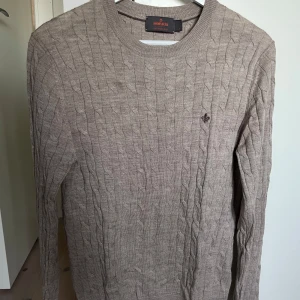 Merinoulls tröja Morris - Säljer nu denna svala och sköna kabelstickade tröja från Morris i 100% merinoull. Perfekt nu inför våren. Nypris 1700. Mitt pris 899. Priset inte skrivet i sten.