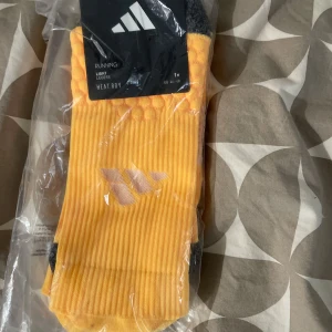 Adidas strumpor - Säljer dessa strumpor som aldrig har kommit till användning.