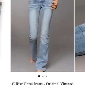 Ljusblå bootcut jeans G Rise Gena - Snygga ljusblå jeans från G Rise i klassisk bootcut-modell. Jeansen har fem fickor, kopparfärgade nitar och en cool tvättad look. Materialet är mjukt jeans i bomull med lite stretch för extra komfort. Bakfickorna har dekorativa sömmar och logga. Aldrig använda fortfarande i orginal förpackning.