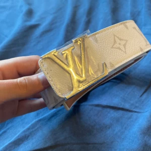 Vitt bälte med silver logga - Nytt