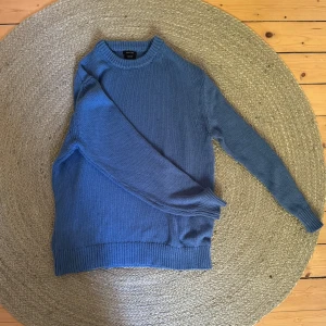 Massimo Dutti Stickad bomullströja  - Använt tröjan 1-2 gånger eftersom den är lite stor på mig. Passar perfekt till kyliga kvällar. Köpte för 859kr. Sjukt skön. Fråga om du vill se fler bilder. 