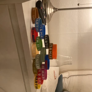 Marcus & Martinus färgglada armband - Marcus & Martinus armband, de flesta är köpta på mm store och anddra secondhand, ge prisförslag 
