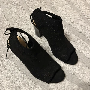 Klackskor - Klackskor med snörning baktill