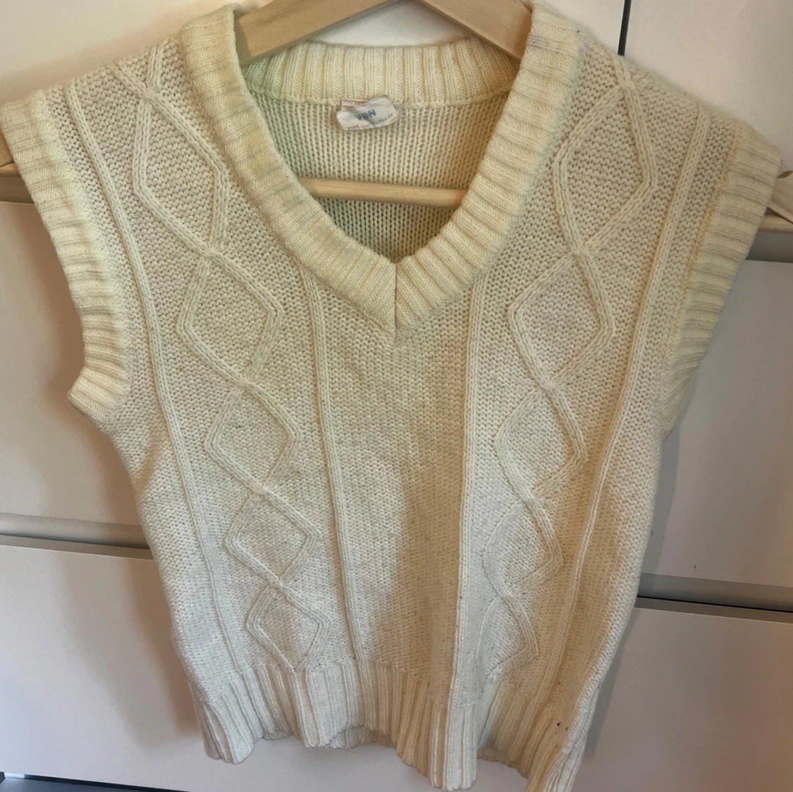 Vit stickad väst med v-ringning
