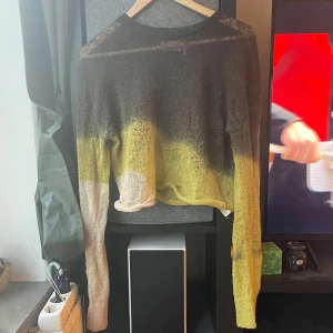 Stickad croppad tröja Weekday S - Säljer en stickad croppad tröja från Weekday i storlek S. Tröjan har en cool färgövergång från mörkbrun upptill till gul och beige nedtill. Långärmad och tunn i materialet, perfekt för lager-på-lager och snygg till jeans.
