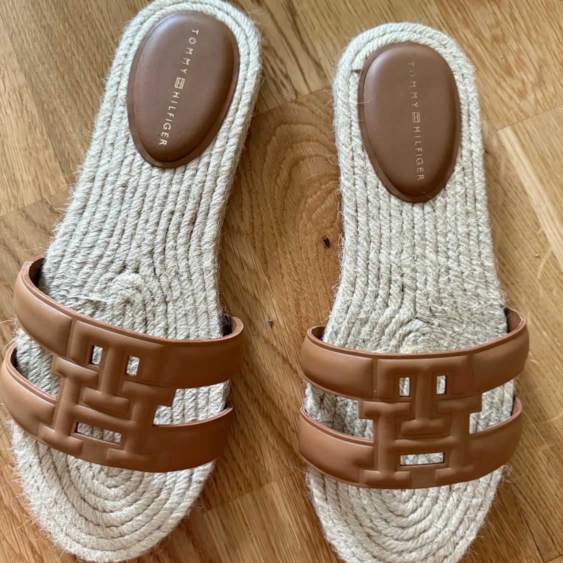 Beige sandaler från Tommy Hilfiger - 1