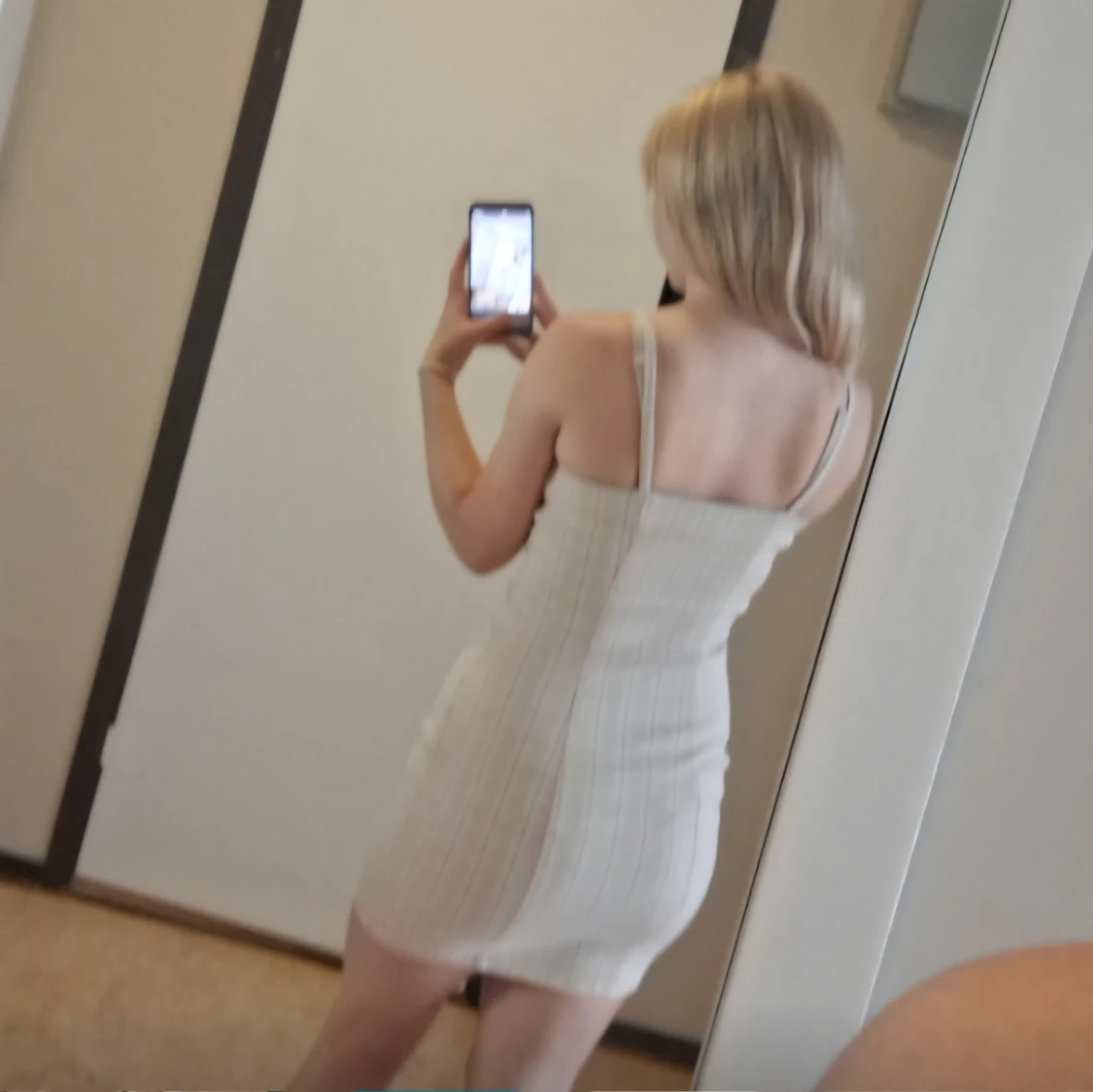 Krämvit kort klänning - 1