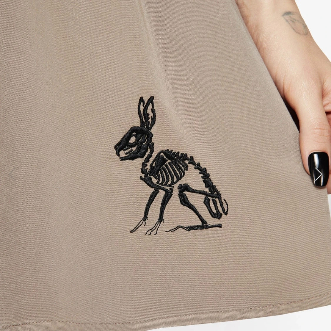 Beige broderad kortklänning med knappar - 2