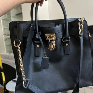 Michael Kors oldmoney svart handväska  - Autentisk Birkin-style Mocheal Kors väska använd några gånger och har inga tecken på användning.