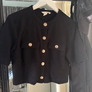 Trekvartsärmad cardigan  - Endast använd 1 gång, SJUKT snygg!💕Storlek S men passar mig som har tröjor i M.