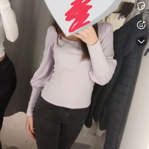 Ljuslila ribbad topp från SHEIN - Supersöt ljuslila ribbad topp från SHEIN med lång ärm och bred, fyrkantig urringning. Toppen har lätt puff vid axlarna och sitter snyggt med en normal passform. Perfekt att styla med jeans eller kjol för en trendig look. Står storlek xs, men passar även s/m. 