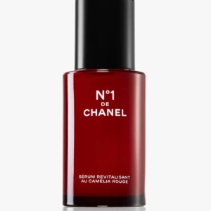 Chanel N°1 Red Camellia Serum 30ml - Chanel N°1 de Chanel Red Camellia Revitalizing Serum i lyxig röd glasflaska med svart lock. Innehåller 30 ml och kommer i elegant vit kartong. Perfekt för dig som vill boosta huden med exklusiv hudvård från Chanel.