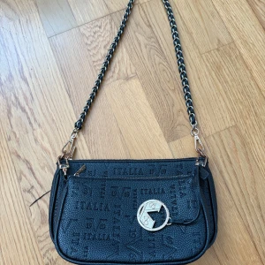 Svart handväska - Säljer denna fina väskan som jag har använt länge. Den är i jätte bra skick och den är super fin samt praktisk. Man får plats med mycket grejer. Den har flera fack. Materialet är läder.