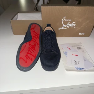 Loubs mörkblå - Loubs i storlek 43. Använd endast en gång så inprincip helt nya. Pris kan diskuteras!