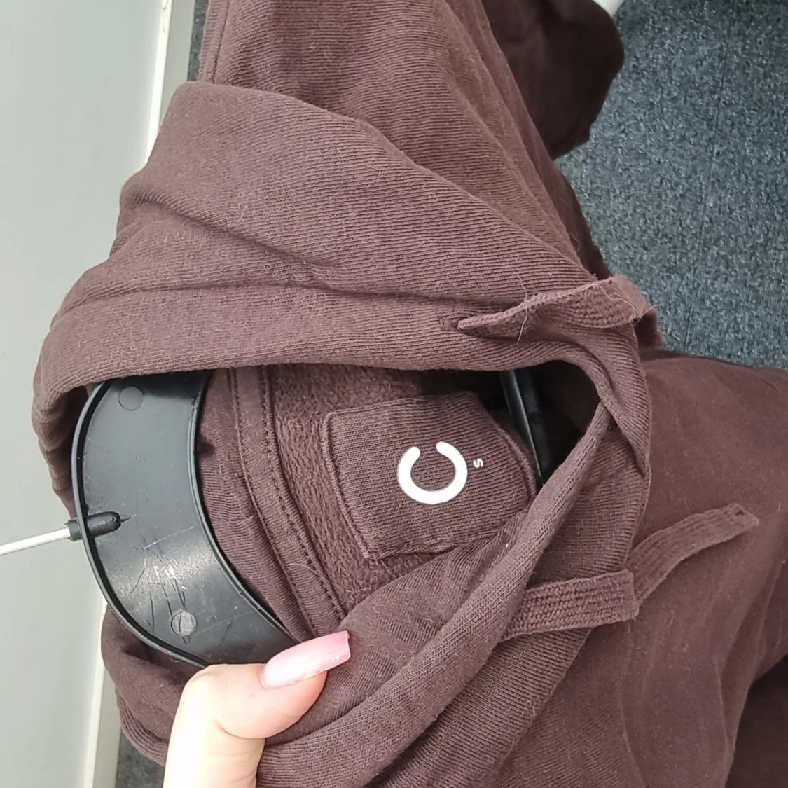 Brun hoodie med huva och ficka - 2