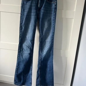 Only jeans - Säljer dessa jeans då utrensning av garderob håller på och dessa inte kommer till användning. Säljer billigt för att bli av med plaggen fort. Finns fler jeans inne på min profil. Strl är S och längden är 32.