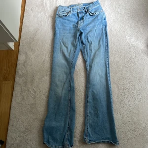Ljusblå bootcut jeans från Gina💙 - Snygga ljusblå jeans från Gina Tricot med bootcut😍lite tightare nu så jag skulle säga xs