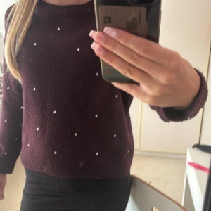 Vinröd stickad tröja med pärlor H&M - Stickad tröja från h&m fint skick i storlek xs. Pris för att diskutera