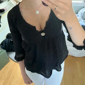 Svart Blus - Assnygg svart blus i tunt material och trekvartsärm😍sömmen till ena sidan av märket har lossnat men det är superenkelt att sy tillbaka 